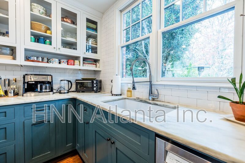 Spacious Historic 4BR/3BA Home with Inviting Indoor-Outdoor Living in Midtown property image