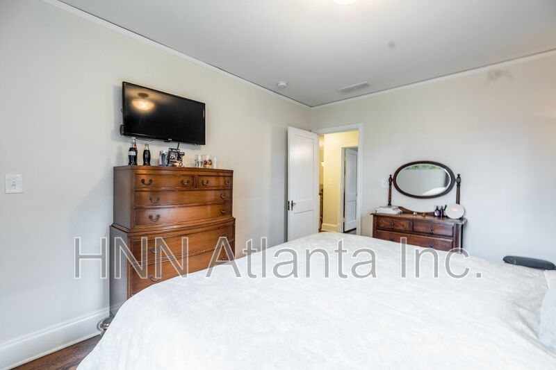 Spacious Historic 4BR/3BA Home with Inviting Indoor-Outdoor Living in Midtown property image