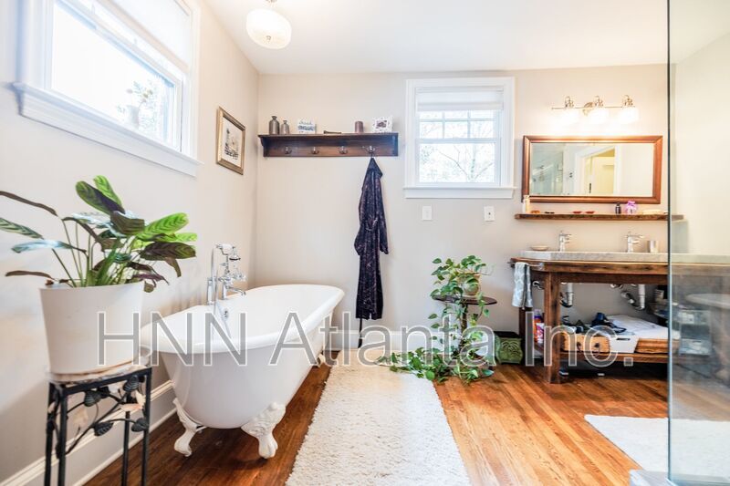 Spacious Historic 4BR/3BA Home with Inviting Indoor-Outdoor Living in Midtown property image