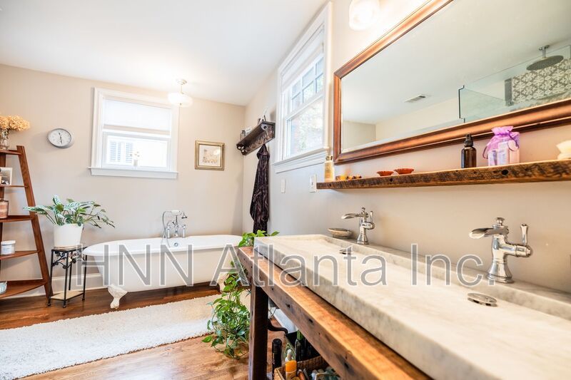 Spacious Historic 4BR/3BA Home with Inviting Indoor-Outdoor Living in Midtown property image