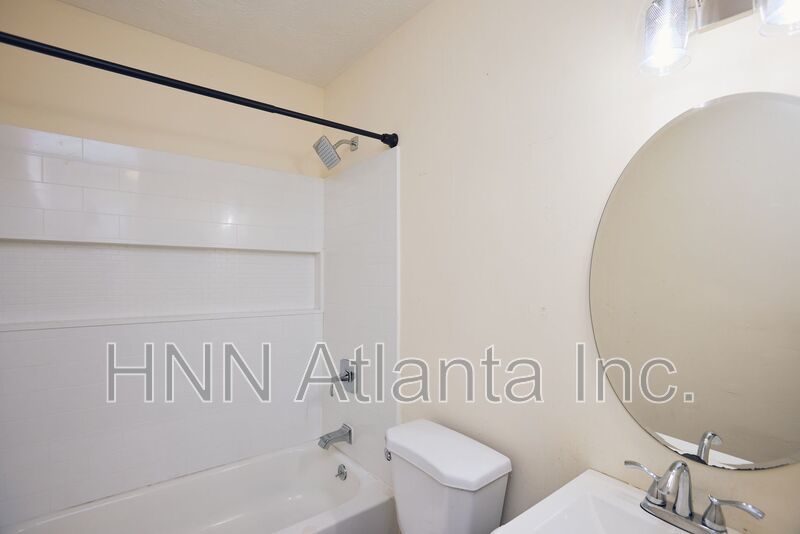 Peaceful 2BR/1BA Retreat Surrounded by Nature – Forest Park Living property image