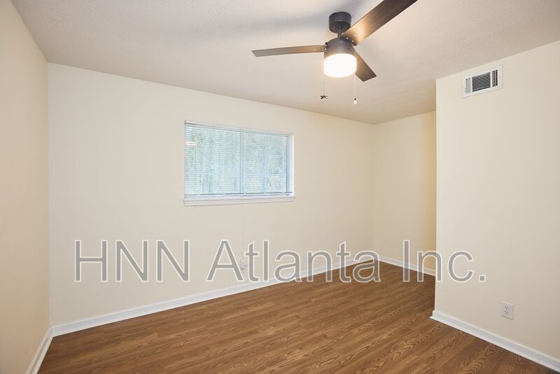 Peaceful 2BR/1BA Retreat Surrounded by Nature – Forest Park Living property image