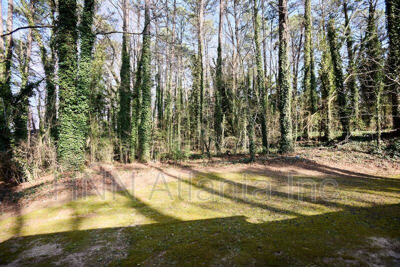 Peaceful 2BR/1BA Retreat Surrounded by Nature – Forest Park Living property image