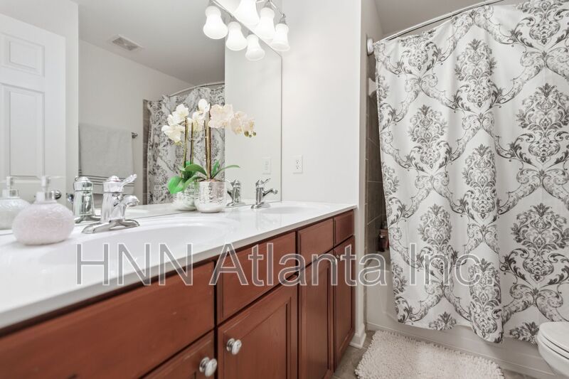 Luxury-Upgraded 4/2.5 Home in a Serene Community property image