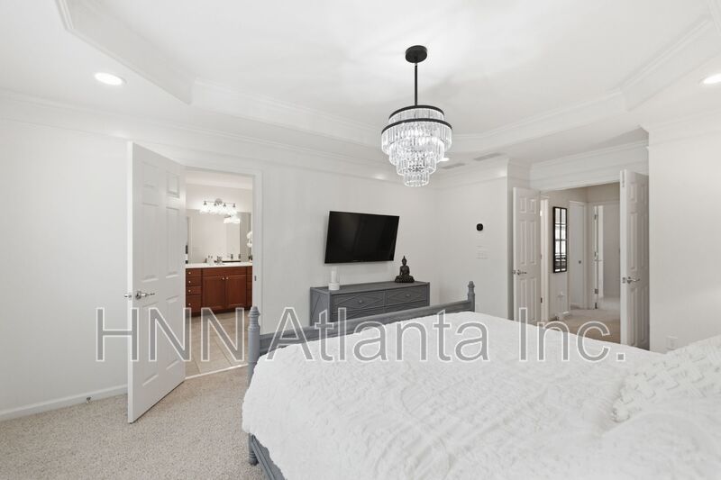 Luxury-Upgraded 4/2.5 Home in a Serene Community property image