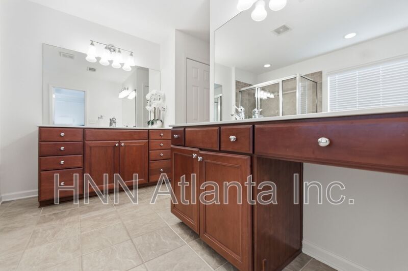 Luxury-Upgraded 4/2.5 Home in a Serene Community property image