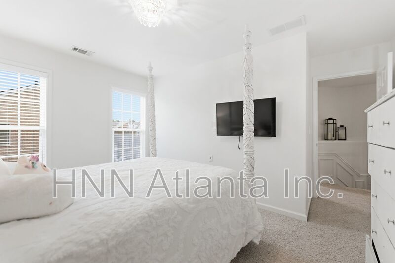 Luxury-Upgraded 4/2.5 Home in a Serene Community property image