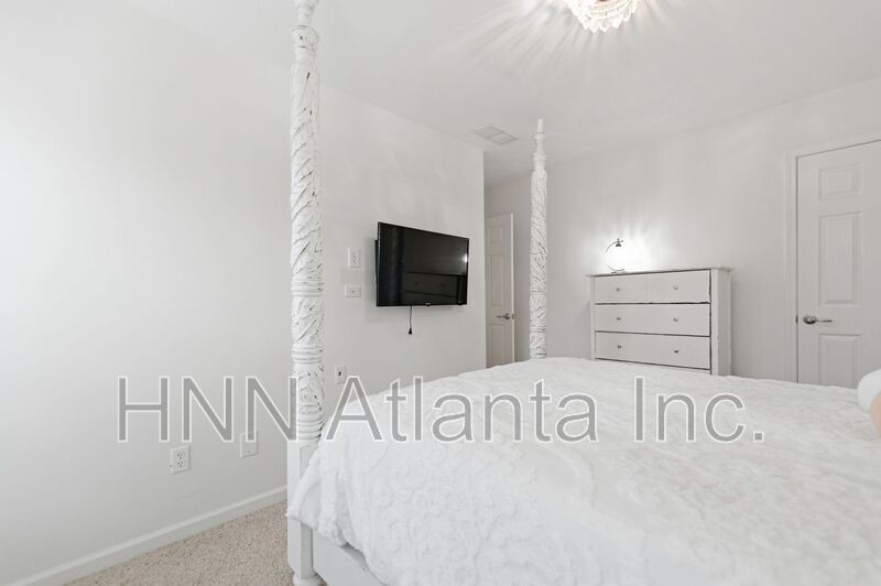 Luxury-Upgraded 4/2.5 Home in a Serene Community property image