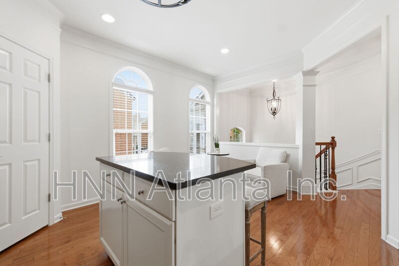 Luxury-Upgraded 4/2.5 Home in a Serene Community property image